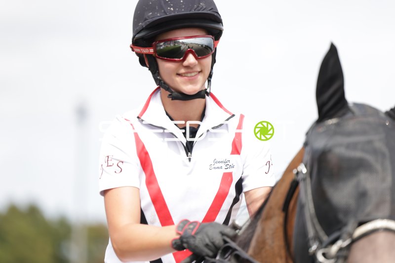Jennifer Emma Stic lächelnd zu Pferd auf der Rennbahn Mariendorf
