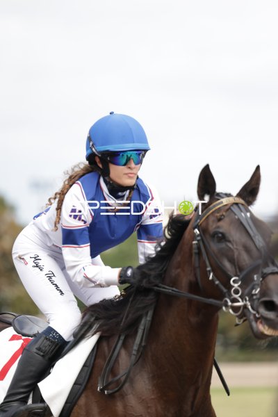 Jockeyrin auf Braunem bei Rennen in Mariendorf