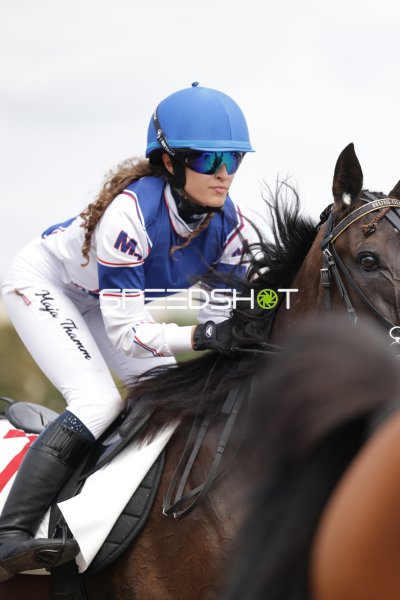 Jockey auf dunklem Pferd bei Rennen in Mariendorf