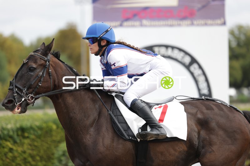 Jockeyrin auf dunklem Pferd bei Rennen in Mariendorf