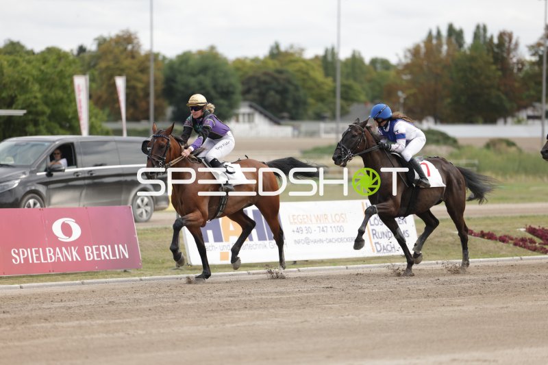 Zwei Jockeys im Kopf-an-Kopf-Rennen auf der Rennbahn Berlin-Mariendorf