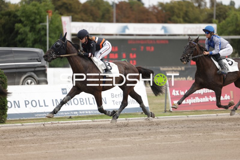 Pferderennen auf der Rennbahn Berlin Mariendorf – Zweikampf im Galopp