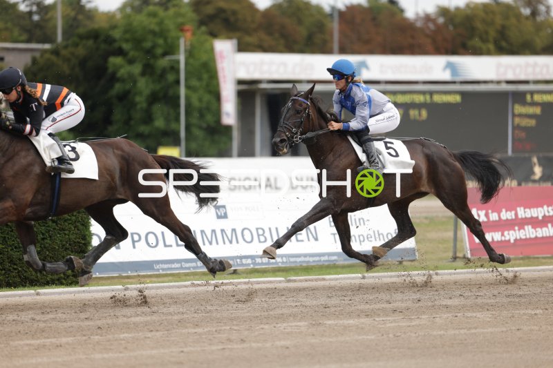 Hannah Schmitz (#5) im Galopp-Duell auf der Rennbahn Berlin Mariendorf