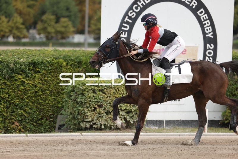 Jockey (#1) im Galopp beim Deutschen Derby in Mariendorf