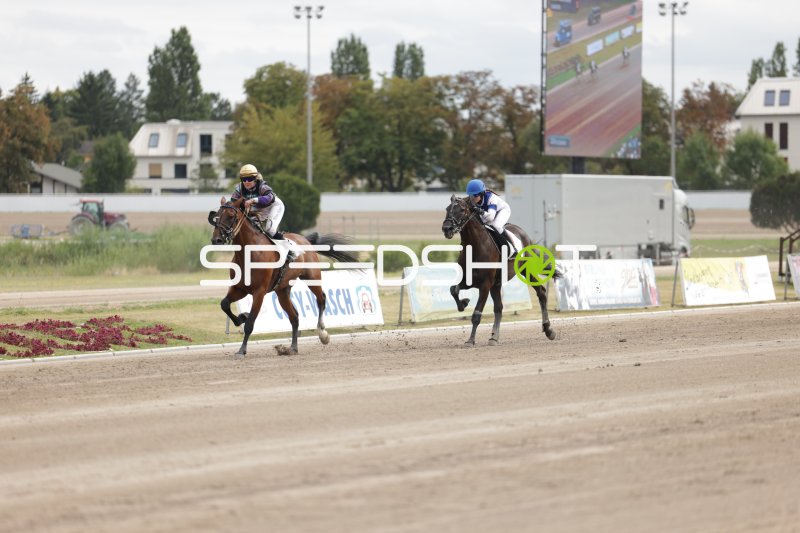 Zwei Jockeys im Duell auf der Sandbahn in Mariendorf