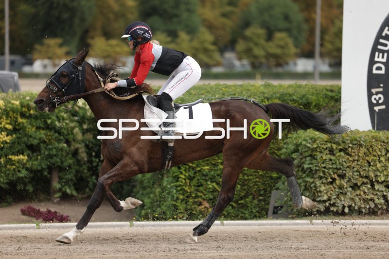 Jockey (#7) im vollen Galopp auf der Rennbahn Berlin Mariendorf