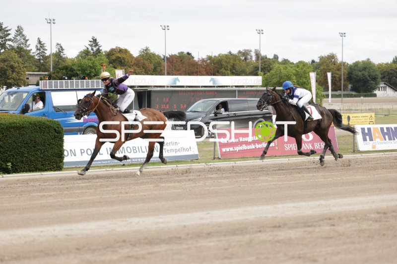 Zwei Jockeys im Zieleinlauf auf der Rennbahn Berlin Mariendorf