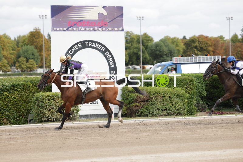 Galopprennen beim Deutschen Traber Derby in Berlin-Mariendorf