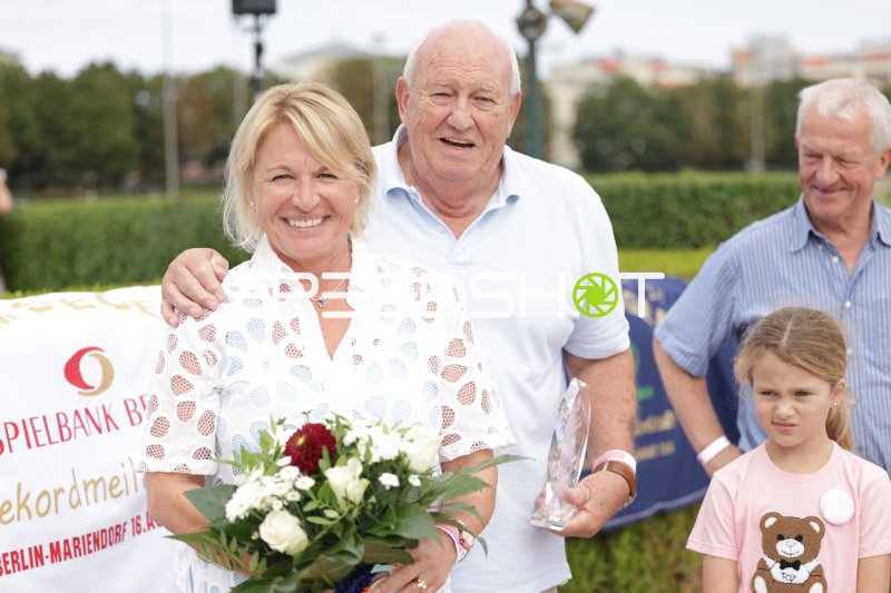 Siegerehrung auf der Rennbahn Berlin-Mariendorf mit Pokal und Blumenstrauß
