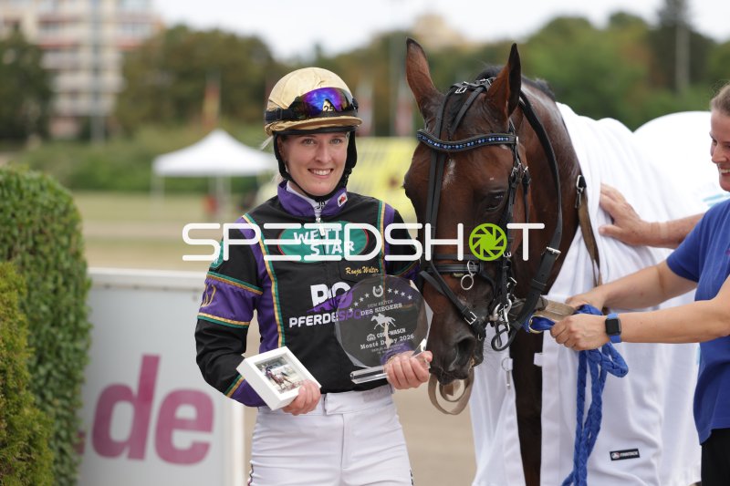 Jockey Ronja Walter mit Siegerpokal beim Monté Derby 2026 in Mariendorf