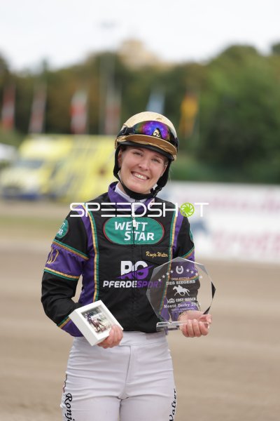Ronja Walter mit Siegerpokal beim Monté Derby Berlin-Mariendorf