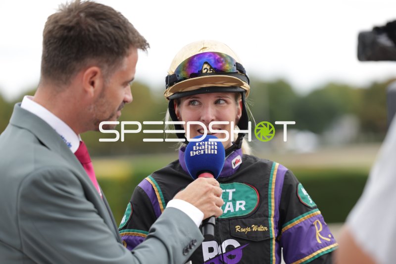 Jockey Ronja Walter im Interview auf der Rennbahn Berlin Mariendorf