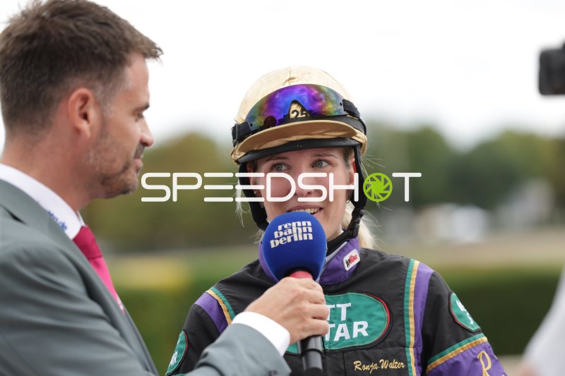 Jockey Ronja Walter im Interview auf der Rennbahn Berlin Mariendorf