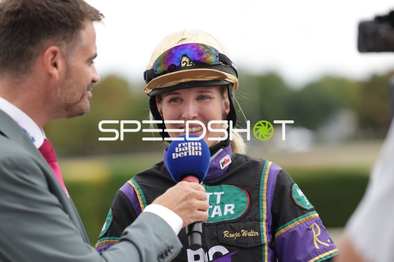 Jockey Ronja Walter im Interview auf der Rennbahn Berlin Mariendorf
