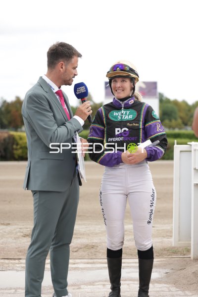 Jockey Ronja Walter im Interview auf der Rennbahn Berlin Mariendorf