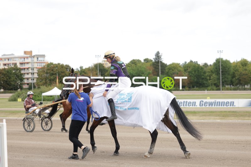 Ronja Walter zu Pferd bei der Siegerehrung in Mariendorf