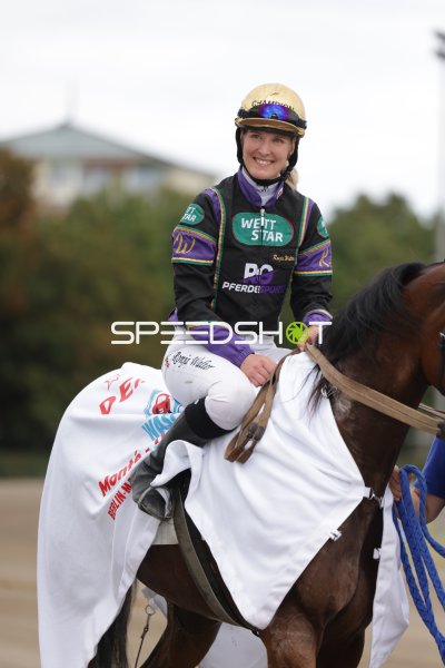 Jockeyportrait auf der Rennbahn Berlin Mariendorf nach dem Rennen