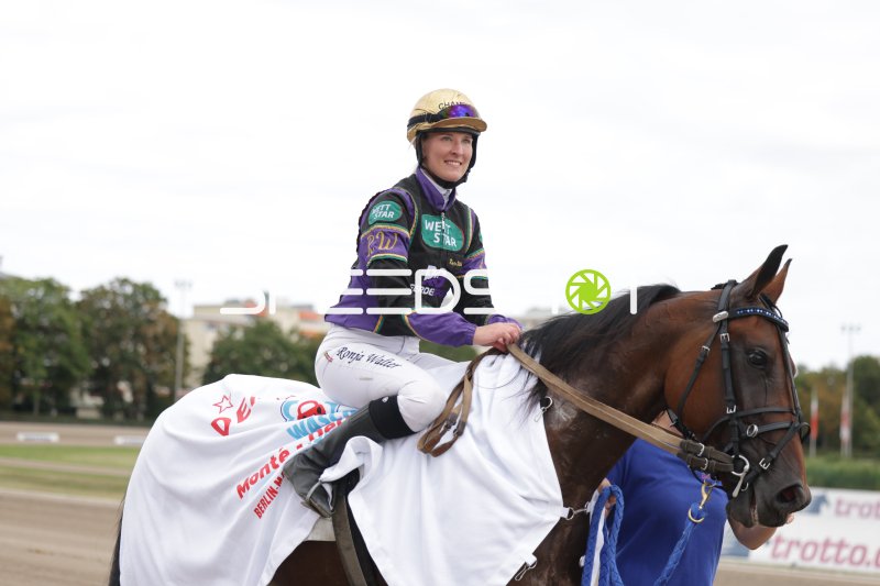 Jockey Ronja Walter nach dem Rennen auf der Rennbahn Berlin-Mariendorf