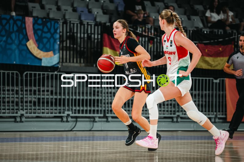 Jamie Zentgraf (#11; Deutschland u16w) mit Ball gegen Ungarn