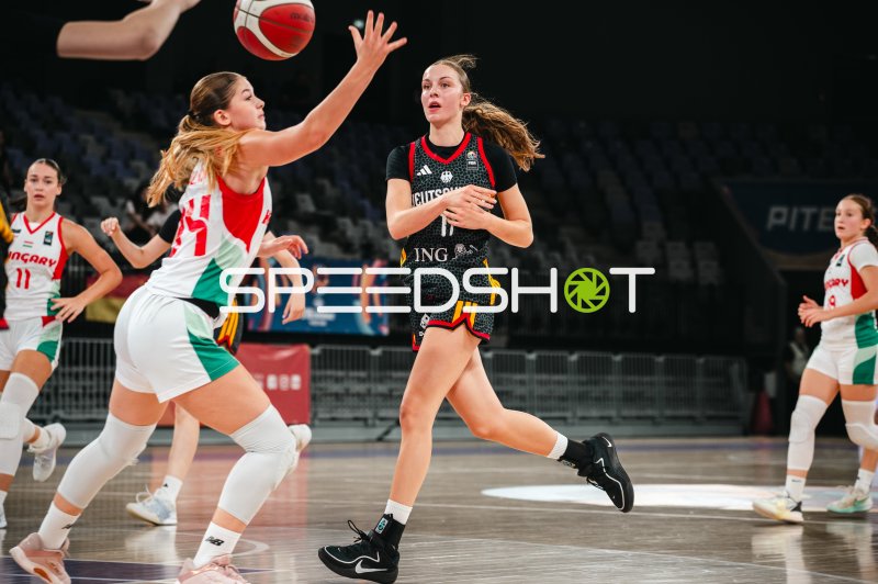 Jamie Zentgraf (#11; Deutschland u16w) beim Pass gegen Ungarn