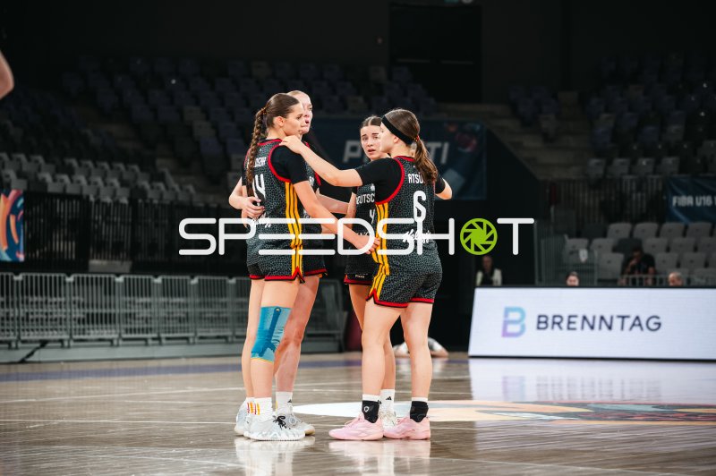 Emilia Atsur (#6; Deutschland u16w) in Teambesprechung bei FIBA U16