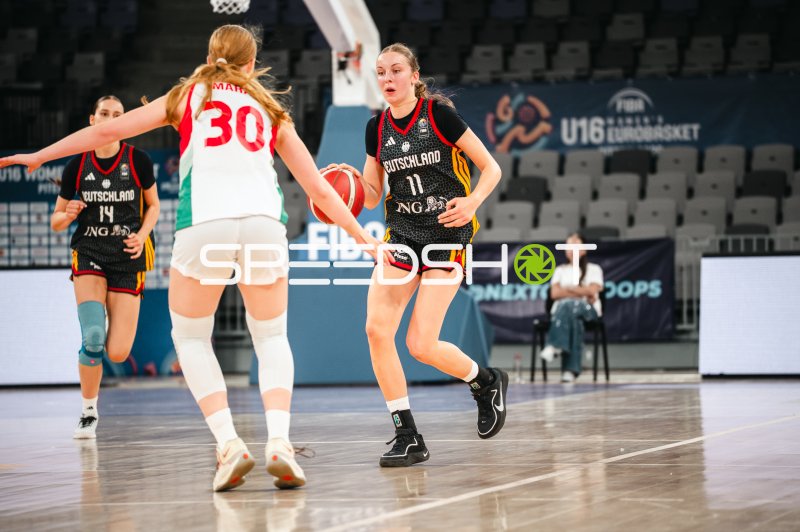 Jamie Zentgraf (#11; Deutschland u16w) im Angriff gegen Gegnerin #30