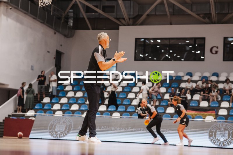 Trainer coacht Deutschland u16w beim Spiel in der Pitesti Arena