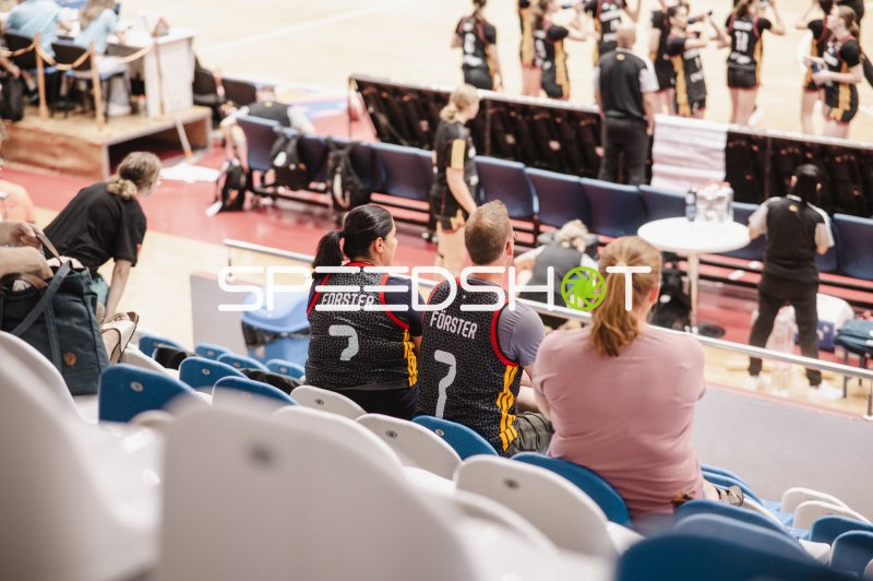 Fans mit Lana Förster (#7) Trikots verfolgen Deutschland u16w in Pitesti