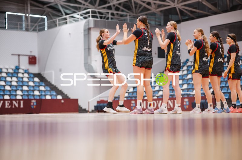Team Deutschland u16w beim Einspielen in der Pitesti Arena