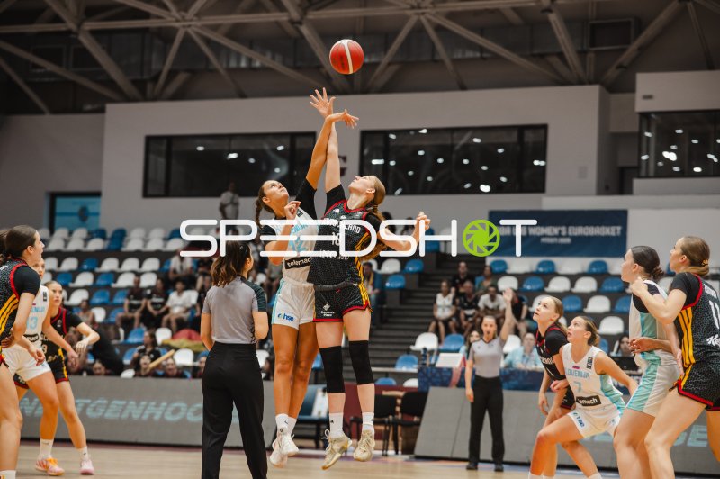 Nele Prowaznik (#18; Deutschland u16w) beim Sprungball gegen Slovenia