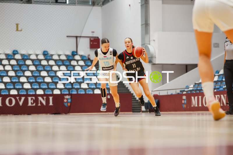 Jamie Zentgraf (#11; Deutschland u16w) im Zweikampf mit Nusa Brodnik (#15; Slovenia)