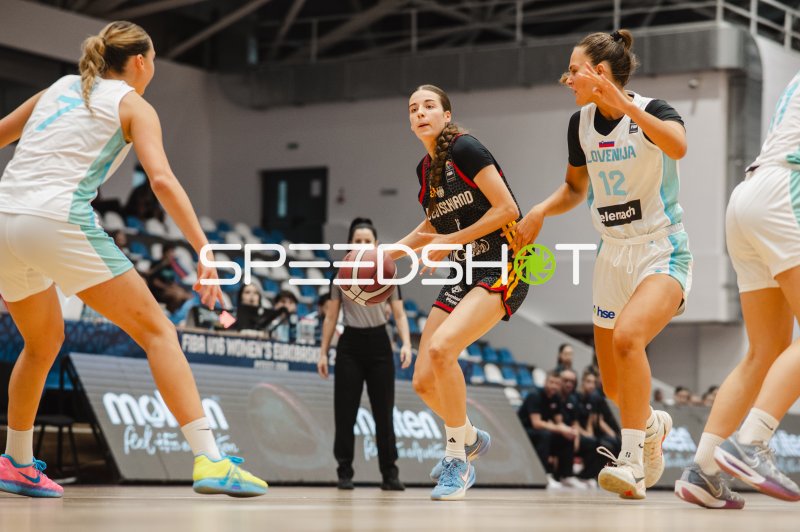 Deutschland u16w im Angriff gegen Ema Lorbek (#12; Slovenia) bei der FIBA U16 Women's EuroBasket