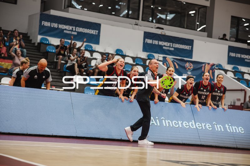 Magdalena Körbel (#13; Deutschland u16w) und Team jubeln an der Seitenlinie
