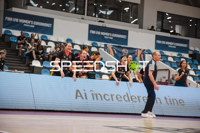 Deutschland u16w-Bank feuert ihr Team beim FIBA U16 Women's EuroBasket an
