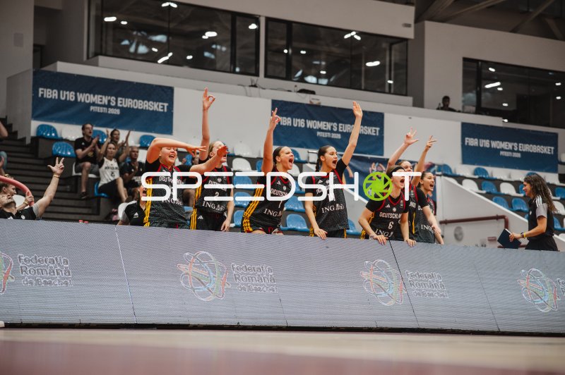 Team Deutschland u16w jubelt an der Seitenlinie beim FIBA U16 Women's Eurobasket