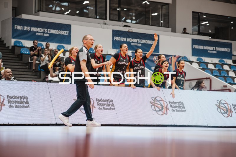 Team Deutschland U16w jubelt an der Seitenlinie beim FIBA U16 Women's EuroBasket