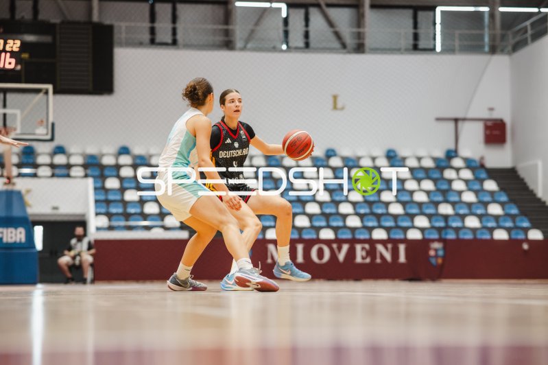 Deutschland u16w im Zweikampf gegen Slowenien in Pitesti