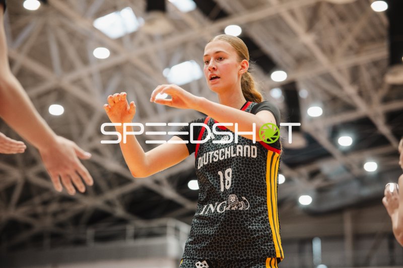 Nele Prowaznik (#18; Team Deutschland u16w 2026) im Spielgeschehen
