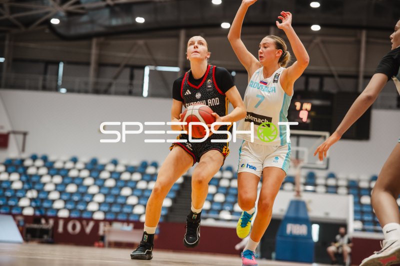 Deutschland u16w im Zweikampf gegen Anais Gobec (#7; Slovenia)