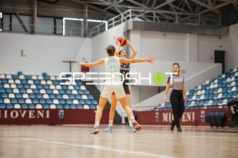 Clara Rink (#4; Deutschland u16w) im Zweikampf gegen Ajda Praper (#11; Slovenia)