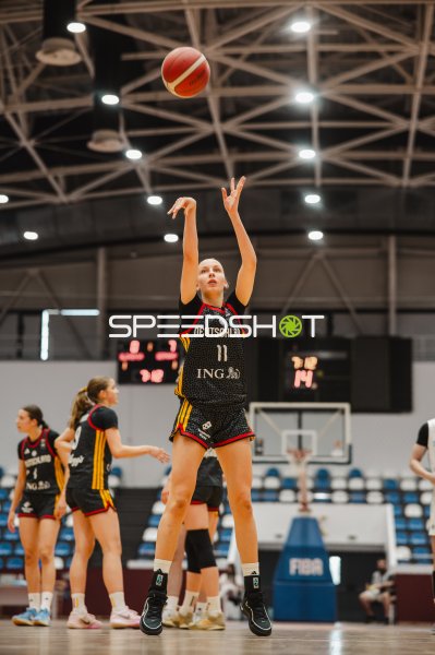 Jamie Zentgraf (#11; Deutschland u16w) beim Freiwurf in der Pitesti Arena