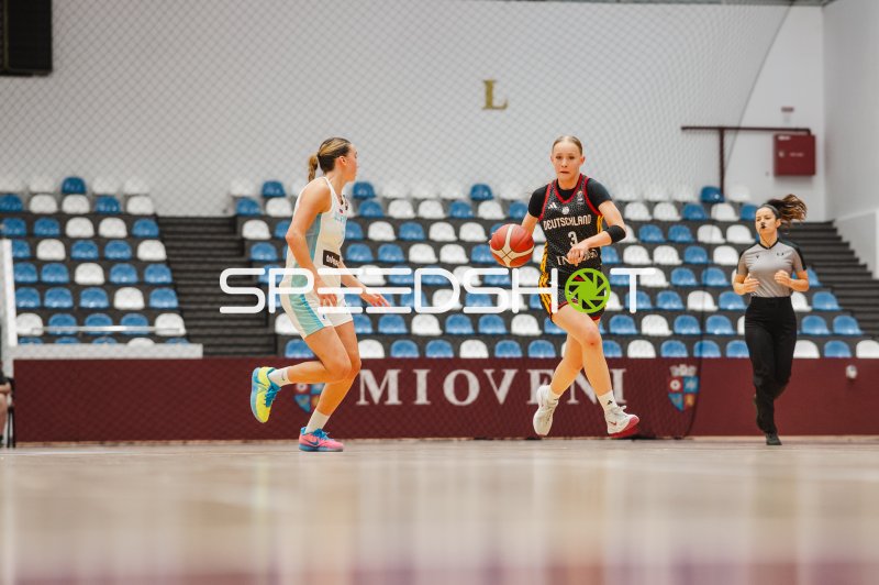 Matilda Blanarik (#3; Deutschland u16w) dribbelt gegen Slowenien