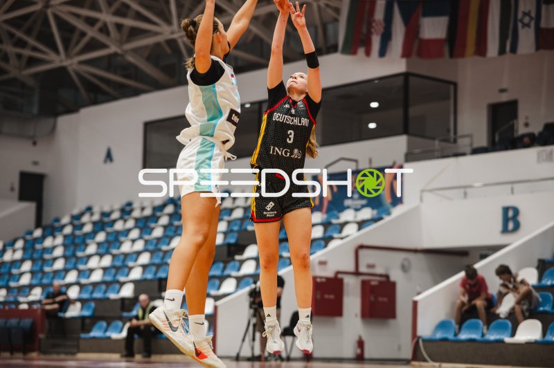 Matilda Blanarik (#3; Deutschland u16w) beim Wurfversuch gegen Slowenien