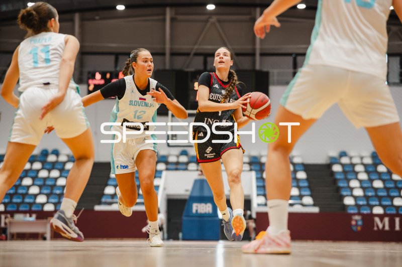 Luana Coaja (#1; Deutschland u16w) zieht zum Korb gegen Slowenien