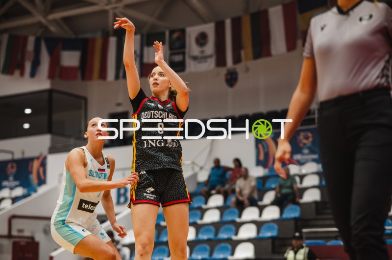 Ella Schrader (#9; Deutschland u16w) beim Wurfversuch gegen Slowenien