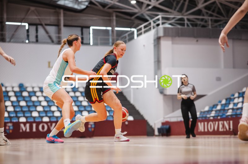 Deutschland u16w im Zweikampf gegen Slovenia beim Dribbling
