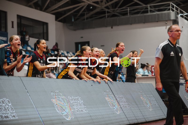 Nele Prowaznik (#18; Team Deutschland u16w 2026) feuert die Mannschaft an