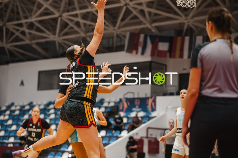 Deutschland u16w beim Korbwurf gegen Slowenien in Pitesti