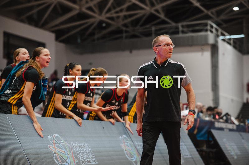 Trainer und Bank von Team Deutschland u16w an der Seitenlinie
