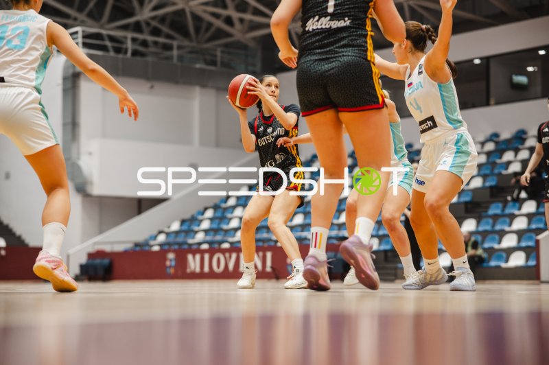 Deutschland u16w im Angriff gegen Slovenia bei Wurfvorbereitung